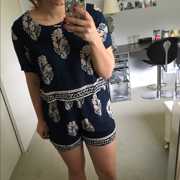 📮SOLD📮!!!! NWOT Crop top with shorts! - Picture 2 of 3