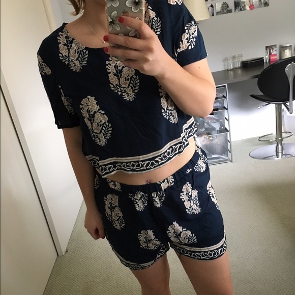 📮SOLD📮!!!! NWOT Crop top with shorts! - Picture 3 of 3