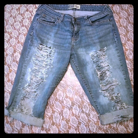 Distressed levi shorts