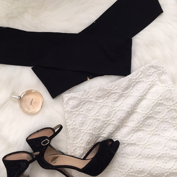 Dailylook Tops - 🎉 TODAY ONLY 🎉  Crisscross Wrap Crop Top