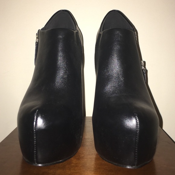 Black leather ankle boots w/ cheetah print heel - Picture 2 of 3