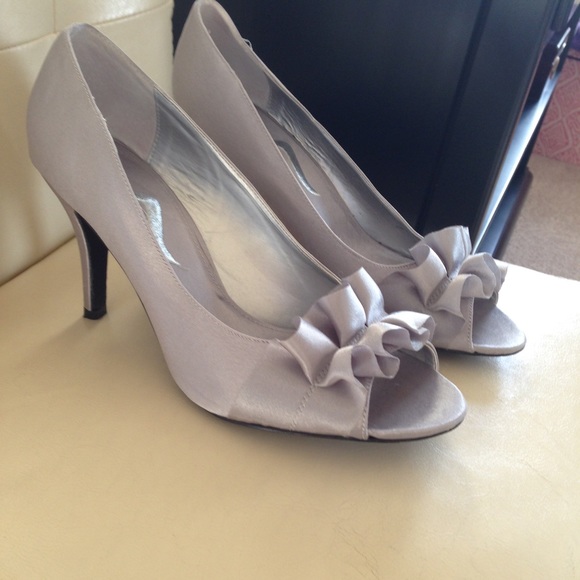 ⭐️HP 🎉 Nina Ricci satin ruffle peep toe heels
