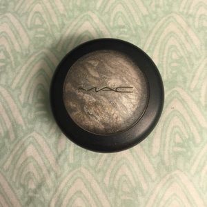 MAC Mineralize *LE eyeshadow "cloudy afternoon"