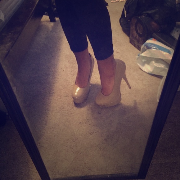 Nude heels with a front platform - Picture 1 of 3