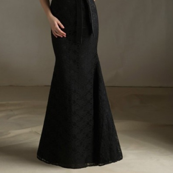 Black lace gown with crystal sash size 6 - Picture 4 of 8