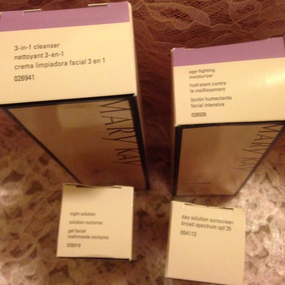 TimeWise Miracle age fighting skin care bundle set