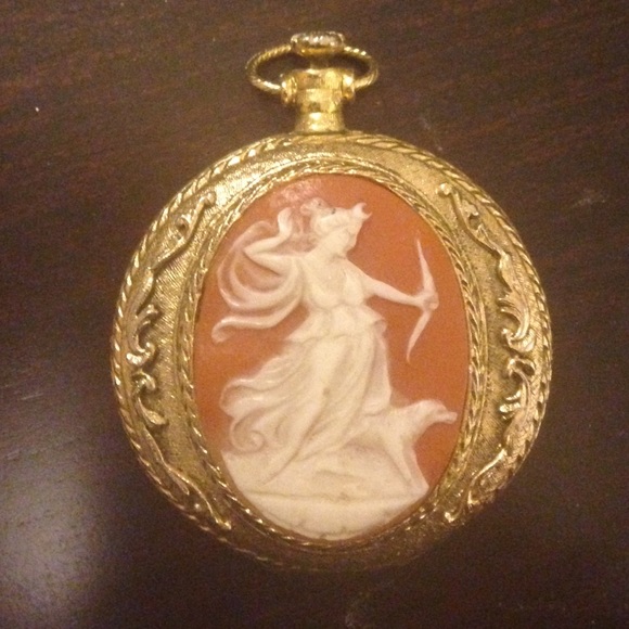 Beautifully crafted compact blush pendant