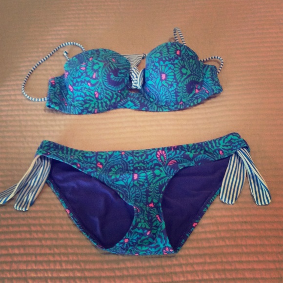Blue patterned bathing suit.