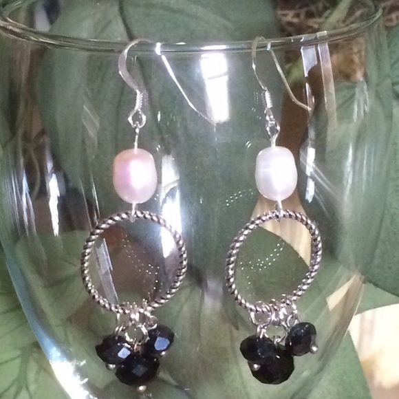 Jewelry - Pearl dangle earrings