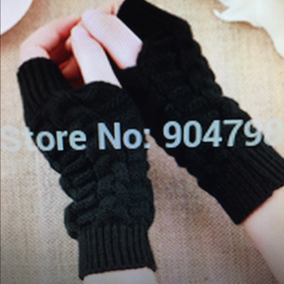 🆕 Black Fingerless gloves🖐perfect for texting