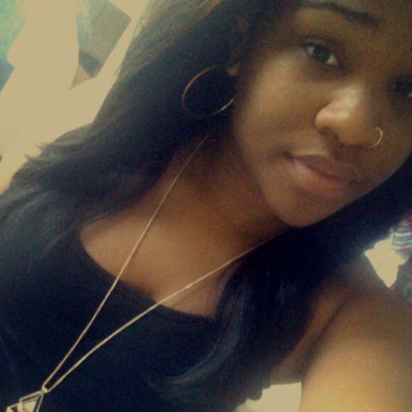 Meet your Posher, Alexia - Picture 1 of 1