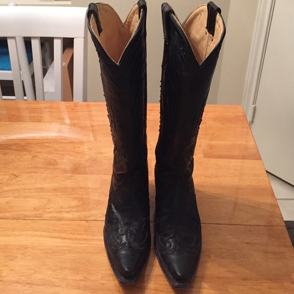 Pointed toe knee-high boots