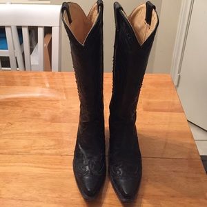 Pointed toe knee-high boots