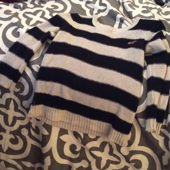 3/4sleeve hollister sweater lightly used