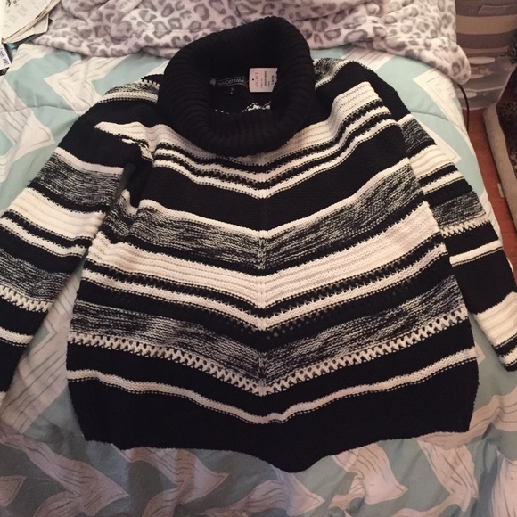 Black/white/grey cowl sweater top