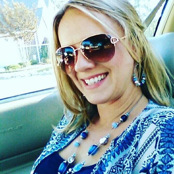 Meet your Posher, Amber - Picture 1 of 1