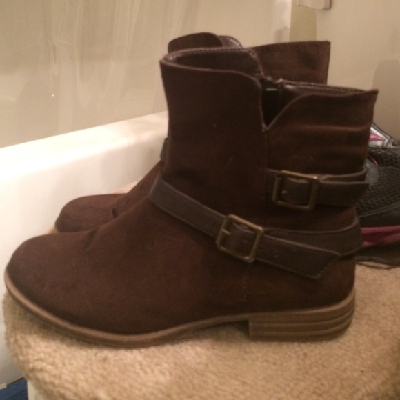 Size 8 brown booties. Very cute.