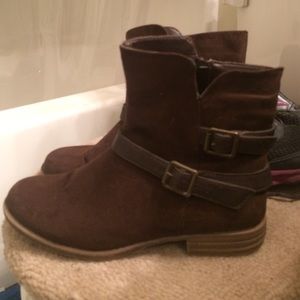 Size 8 brown booties. Very cute.