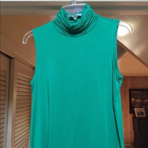 Sleeveless shirt with soft high collar