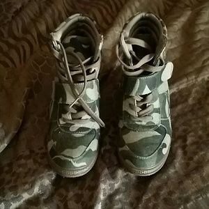 Camouflage wedges