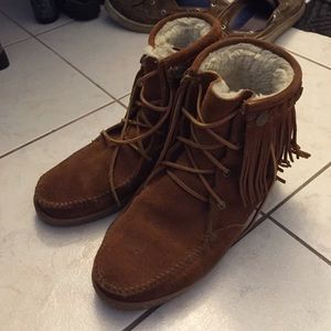 Minnetonka Shearling Tramper boot