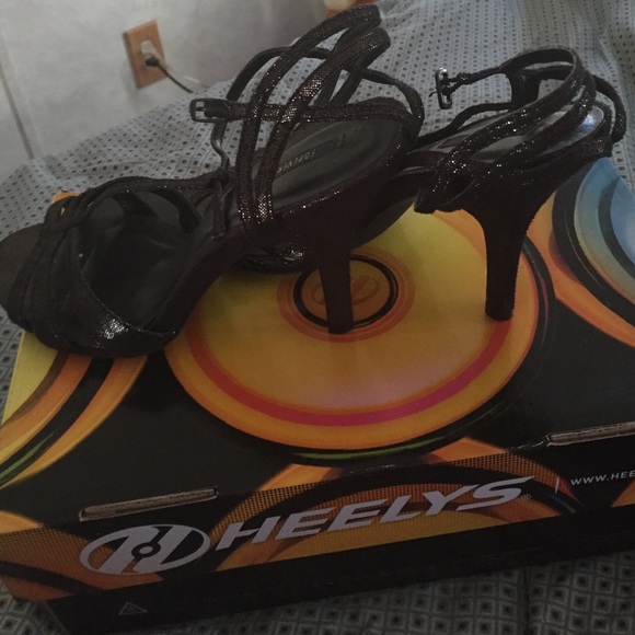 Must sell beautiful gold heels perfect for prom