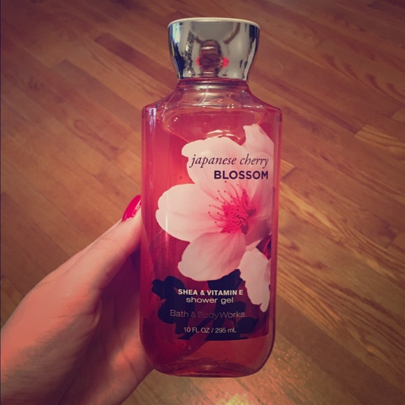 Bath & Body Japanese Cherry Blossom shower gel