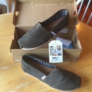 New with tags green toms