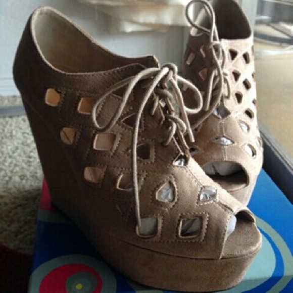 Classy wedged taupe color shoes