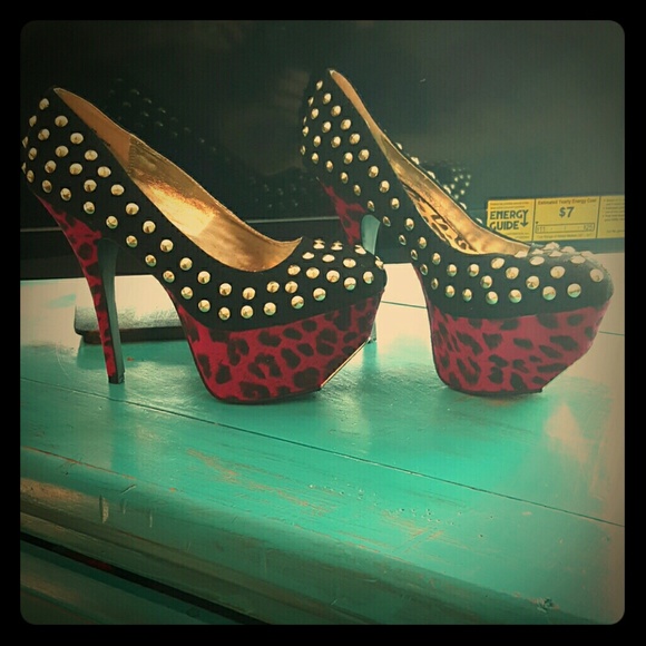 Size 10 fuchsia pink and Leopard studded heels