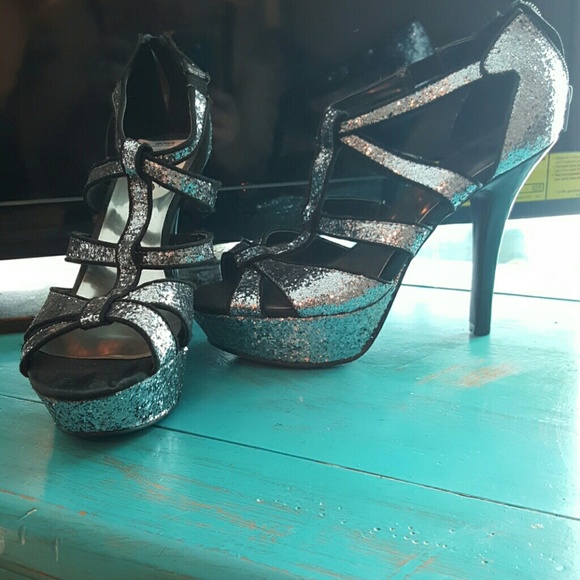 Size 9 1/2 sexy silver glitter heels
