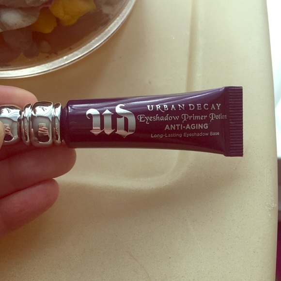 Anti aging eyeshadow primer