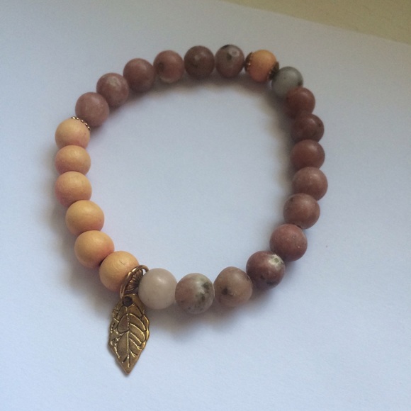 Cute multi toned bracelet with leaf charm. - Picture 2 of 3
