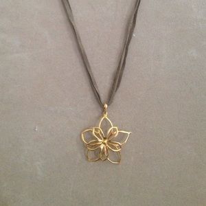 Floral pendant necklace