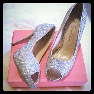 💕Gorgeous Peep toe crystals shoes💕