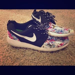 Nike roshes floral print