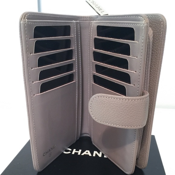 ❌SOLD❌ Chanel light grey L-zip wallet - Picture 3 of 4