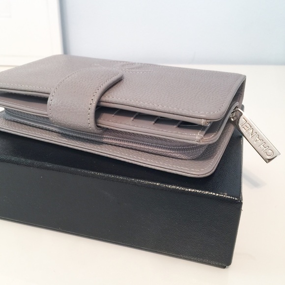❌SOLD❌ Chanel light grey L-zip wallet - Picture 4 of 4
