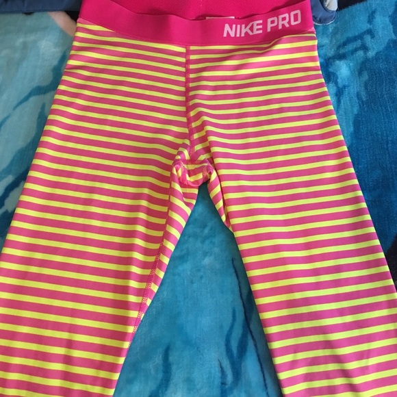 Nike Capri pink and yellow leggings - Picture 4 of 4