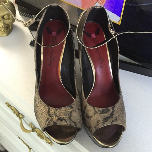 Penny loves Kenny Gold n Black wedges