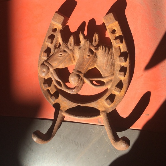 A horse shoe hanger