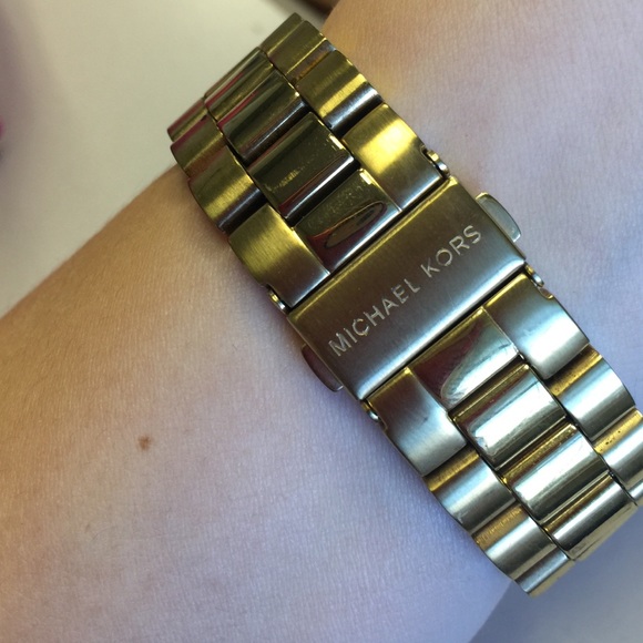 Michael Kors Classic large face gold watch - Picture 2 of 4