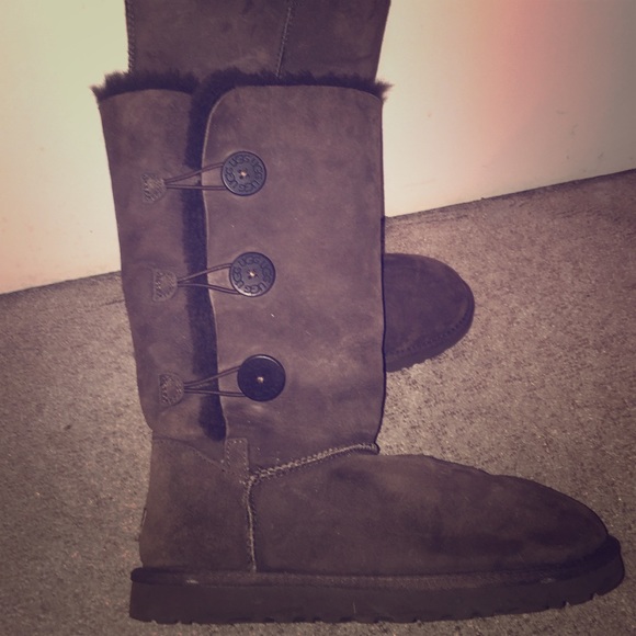 Size 9 Bailey Button Triplet Dark Brown Uggs