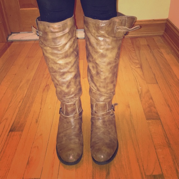 Steve Madden light brown riding boots with red