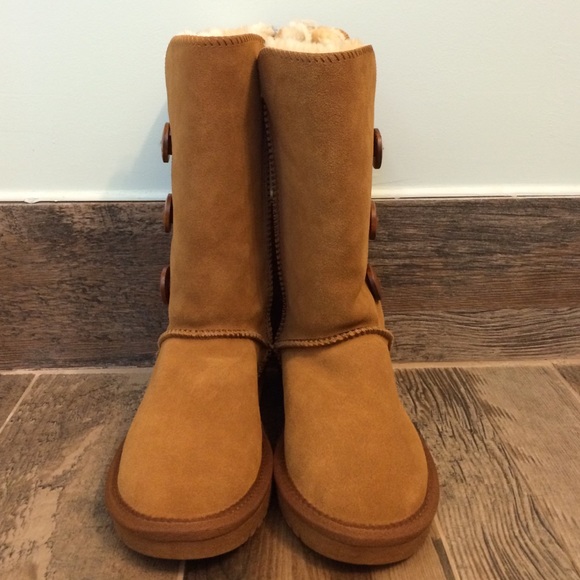 Cute authentic buttoned up swayed leather.