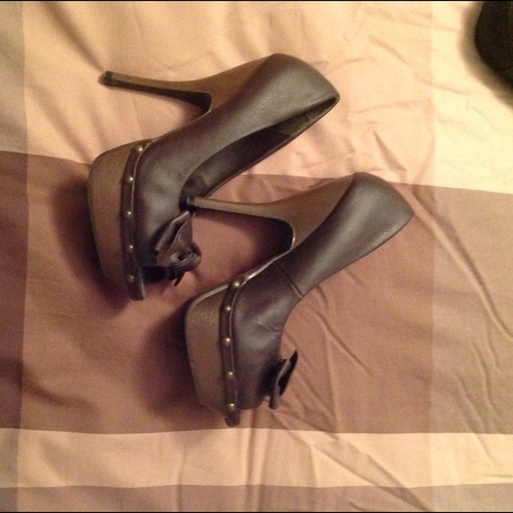 Heels - Picture 3 of 4