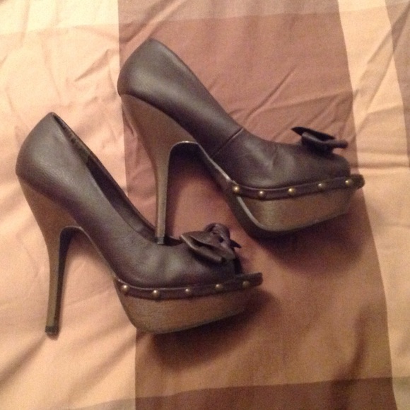 Heels - Picture 4 of 4