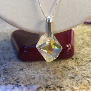 Brand New Beautiful Shimmering Gem Necklace