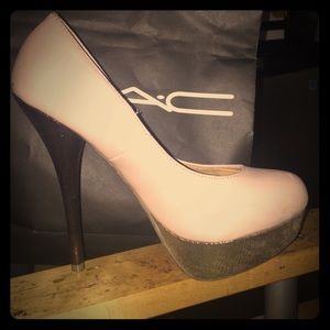 Size 6 heels . Light pink and gold bottom