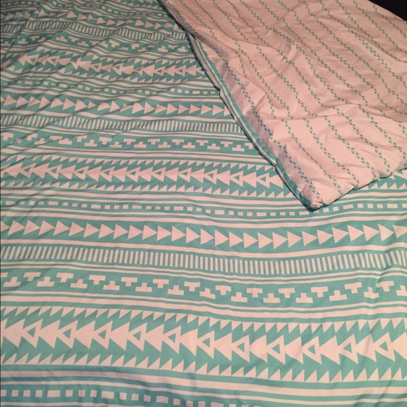 Queen size comforter and 2 pillow cases